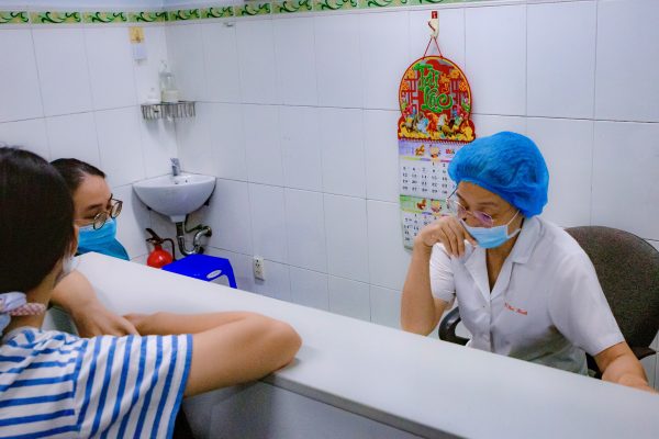 BS.CKII Nguyễn Mai Hạnh thăm khám và tư vấn bệnh nhân khám phụ khoa tại Phòng Khám 490